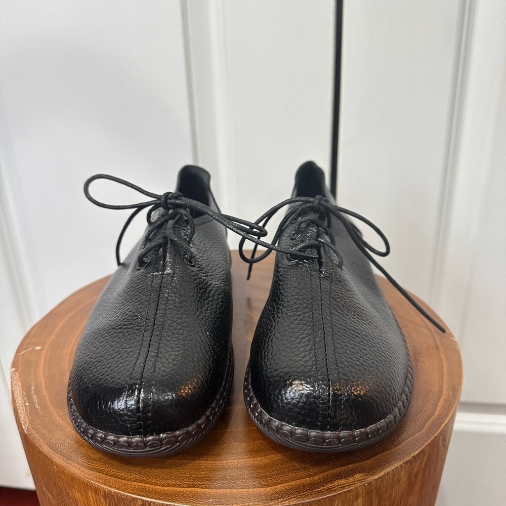 Elegant Black Textured Women’s Oxfords - Picture 2 of 6